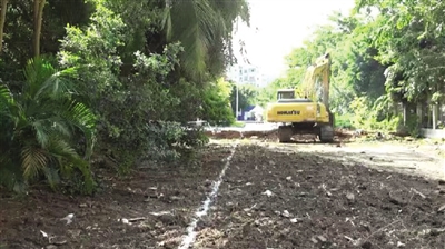 “小区门前‘断头路’打通后，我们出行将更方便”，海口海泉湾小区业主：施工人员正在抓紧进行道路贯通、路面硬化施工