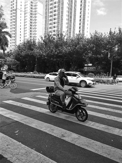 边骑电动车边打电话，危险！海口交警：单手骑车易发生意外，查获将处罚