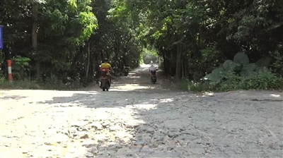 乡村道路坑坑洼洼 村民出行不便，海口琼山区住建局：计划10月底对路面进行维修和拓宽