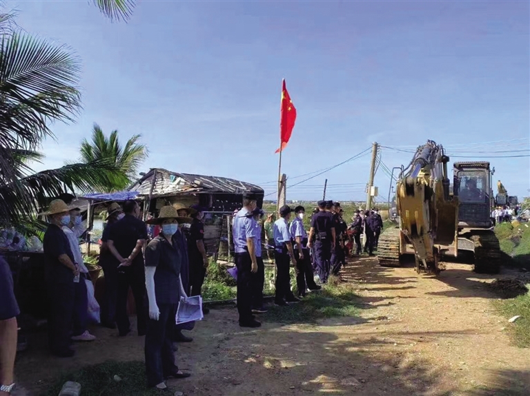 乐东法院强制执行4起侵占国有土地排除妨害案件，134亩土地交还莺歌海盐场