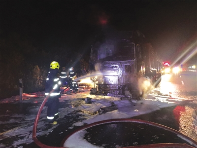 挂车高速路凌晨起火变“火车”，琼海消防紧急救援，所幸无人伤亡