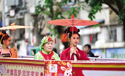 <strong>灯如昼游人如织欢笑洒满街</strong>