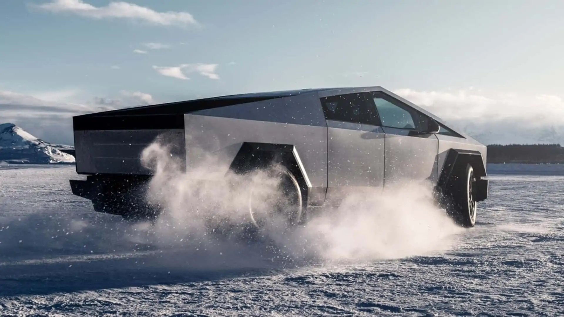 特斯拉 Cyber​​truck 在冬季测试期间进行雪地测试