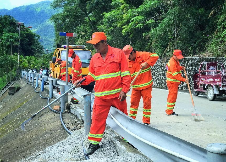 大山守路人——记陵水公路分局大里道班班长黄海鸥先进事迹