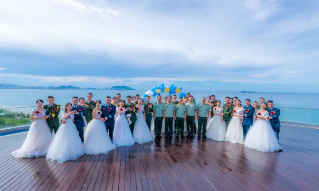 “大海的见证”——海南海警局圆满举办第一届海上集体婚礼