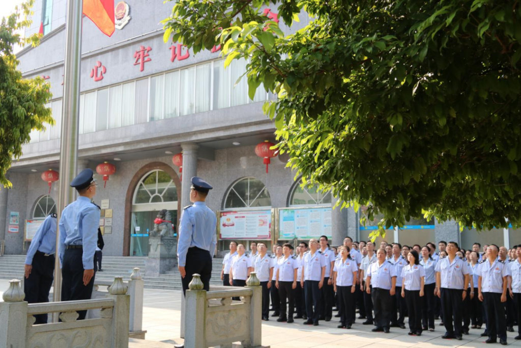 中秋国庆长假后首个工作日 海南各地税务机关举行升国旗仪式