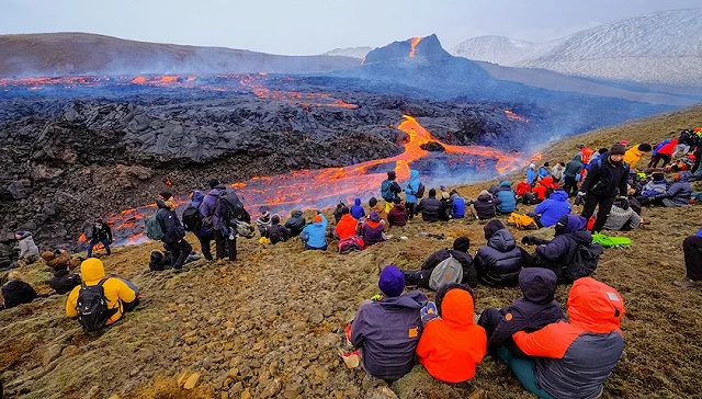 2021年3月25日，冰岛西南部法格拉达尔山火山持续喷发，远足者经历严峻的自然环境徒步旅行观看岩浆喷发 来源：视觉中国