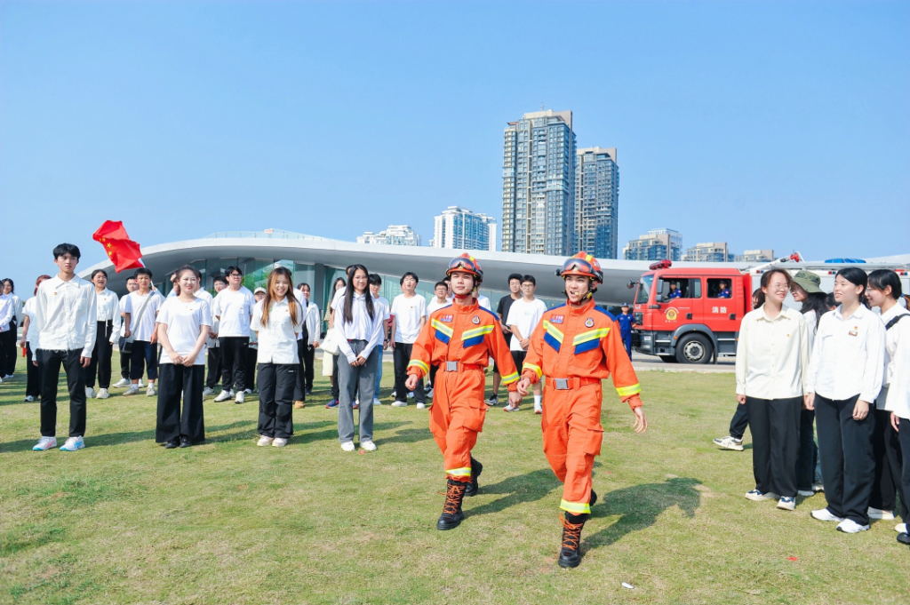 海陆齐上阵，同唱一首歌——海南省举办国家安全主题快闪活动